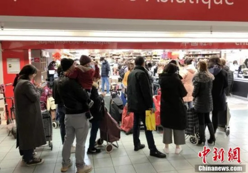 大批民眾在巴黎的超市排隊(duì)搶購(gòu)生活必需品。<a target='_blank' >中新社</a>記者 李洋 攝