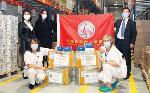 法國(guó)東部華人向孔泰省北部醫(yī)院捐贈(zèng)口罩。