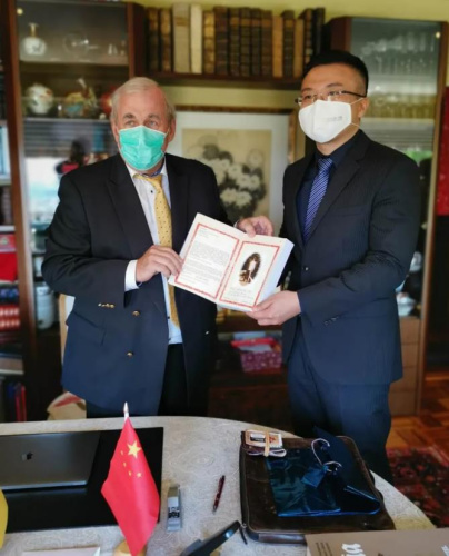 托馬斯·拉貝夫婦接受物資捐贈。（圖片來源：中國駐德國大使館微信公眾號）