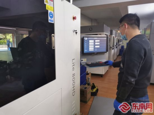 工人通過數(shù)控3D打印機(jī)器生產(chǎn)樣品。東南網(wǎng)記者 謝玉妹 攝