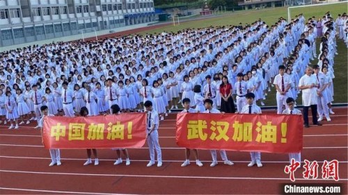 資料圖：馬來西亞居鑾中華中學(xué)師生聲援中國抗擊疫情?；蓐枀^(qū)僑聯(lián)供圖
