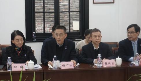 省歐美同學(xué)會(huì)會(huì)長(zhǎng)施一公主持座談會(huì)，省委統(tǒng)戰(zhàn)部副部長(zhǎng)張潤(rùn)生匯報(bào)有關(guān)工作（圖片來源：浙江省委統(tǒng)戰(zhàn)部））