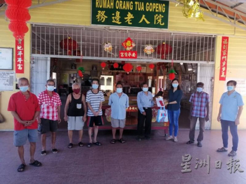黃吉麟（左六起）日前代表移交捐款予務(wù)邊迪遮區(qū)州議員服務(wù)中心，由黃詩情接領(lǐng)。（馬來西亞《星洲日?qǐng)?bào)》）