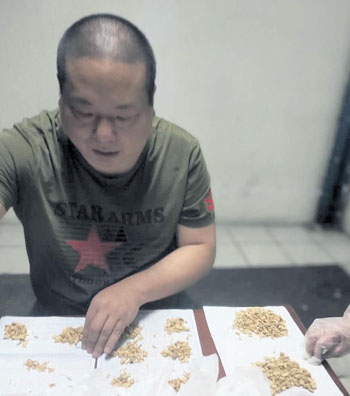 曹華欽在分配包裝中藥。