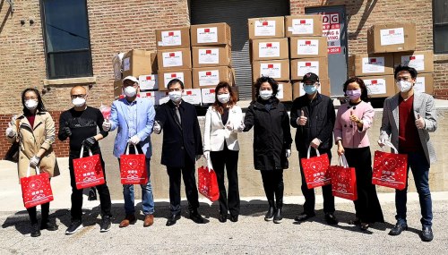 當?shù)貢r間5月7日，中華海外聯(lián)誼會和中國駐芝加哥總領(lǐng)館向當?shù)厝A人捐贈“健康包”儀式在芝加哥華埠舉行。 (張大衛(wèi) 攝)