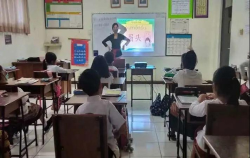 高蕾在給學生們上課。(受訪者供圖)