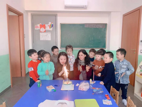 徐躍娉和意大利中意學校的孩子們一起慶祝生日。(受訪者供圖)