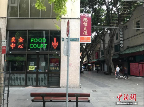 5月8日，澳大利亞政府宣布，將逐步放松社交隔離政策，開(kāi)啟復(fù)工復(fù)產(chǎn)計(jì)劃。圖為唐人街的一家美食中心的霓虹燈重新亮起。 (<a target='_blank' >中新社</a>記者 陶社蘭 攝)