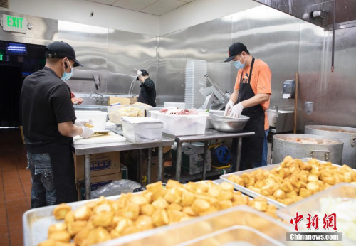廚師們忙著制作各自負責(zé)的食品。<a target='_blank' >中新社</a>記者 劉關(guān)關(guān) 攝