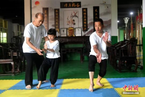 余丹秋指導9歲的鄭施澤學習鳴鶴拳。呂明攝