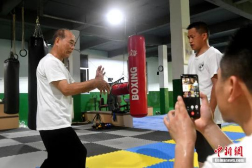 余丹秋為徒弟們傳授動作要領。呂明攝