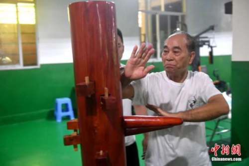 余丹秋為徒弟們傳授動作要領。呂明攝