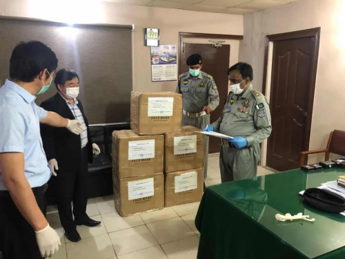 　巴基斯坦華僑華人協(xié)會向伊斯蘭堡交警捐贈口罩。受訪者供圖。