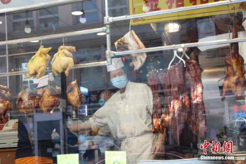 　資料圖：紐約曼哈頓唐人街一家恢復(fù)營(yíng)業(yè)的燒臘店為人們提供外賣服務(wù)。<a target='_blank' >中新社</a>記者廖攀 攝