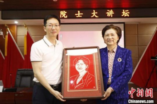 　圖為晉江市衛(wèi)健局黨組副書(shū)記、市醫(yī)院院長(zhǎng)陳銘向李蘭娟院士贈(zèng)送剪紙作品。　牛效禮　攝