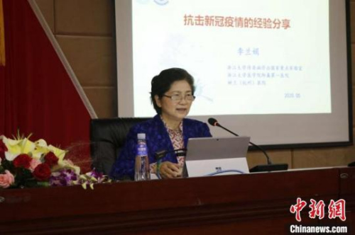 圖為李蘭娟院士分享抗疫經(jīng)驗(yàn)?！∨ＰФY 攝