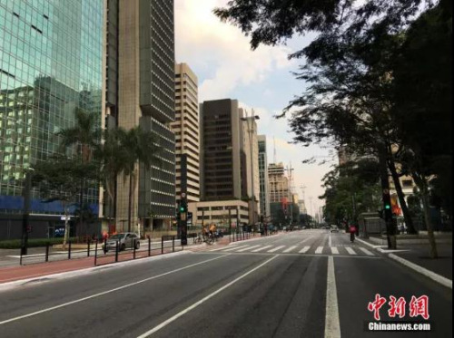　在“五一”國際勞動節(jié)這一天，巴西最大城市圣保羅仍處于因疫情實施的“社會隔離”期，街上商店緊閉，行人稀少。<a target='_blank' >中新社</a>記者 莫成雄 攝