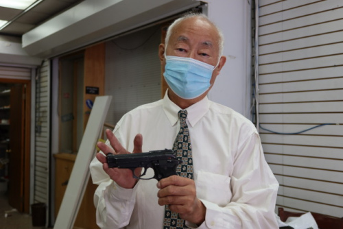 店經(jīng)理古角和接收25年的店鋪。(記者張晨／攝影)
