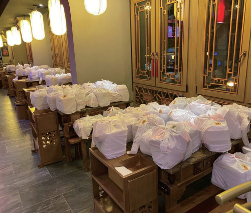 法蘭克福小龍坎火鍋店等待配送的外賣。(《歐洲時(shí)報(bào)》/受訪者供圖)