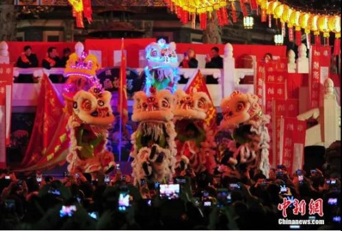 資料圖：著名華埠橫濱中華街上的新年倒計時活動，每年都吸引眾多當?shù)貎S胞以及各方游人，場面熱鬧紅火。<a target='_blank' >中新社</a>記者 王健 攝