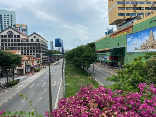 疫情下的新加坡街道，平日擁堵，現(xiàn)在連車都很少看到。(楊光供圖)