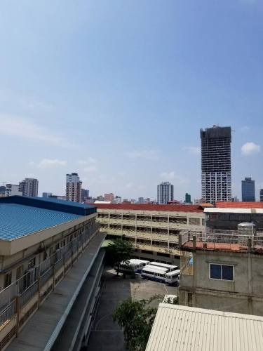 從外派教師宿舍樓窗口望出去，柬埔寨端華學(xué)校的校園一角。受訪者供圖