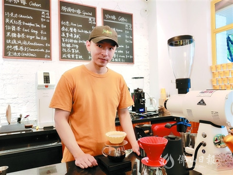 王以彬 在手沖咖啡。