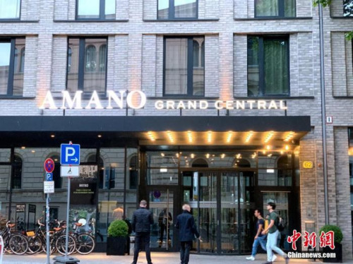 5月25日起，德國再度允許酒店接待因私人旅游目的出行的旅客，酒店業(yè)在疫情中凍結(jié)兩個月后正式步入“解封”。圖為5月27日，德國柏林火車總站外一家恢復(fù)營業(yè)的酒店。<a target='_blank' >中新社</a>記者 彭大偉 攝