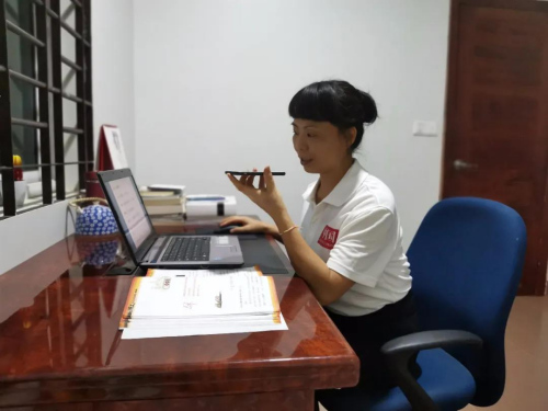 　何萍老師在上網(wǎng)課。受訪者供圖