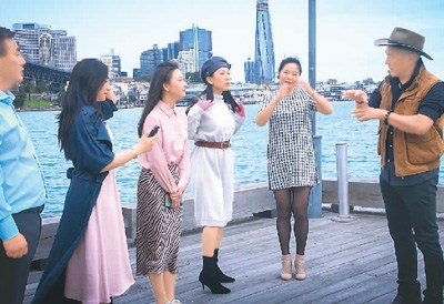 余俊武(右一)帶領悉尼華星藝術團成員排練節(jié)目。 