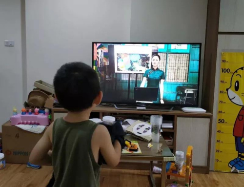 學(xué)生在家觀看中國(guó)老師的錄課視頻。受訪者供圖