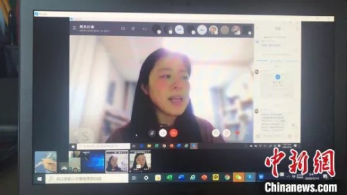 資料圖：首爾中國文化中心老師孫英霜正在給韓國學(xué)員上網(wǎng)課。(首爾中國文化中心供圖)