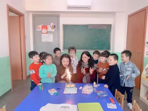 資料圖：徐躍娉和意大利中意學(xué)校的孩子們一起慶祝生日。(受訪者供圖)