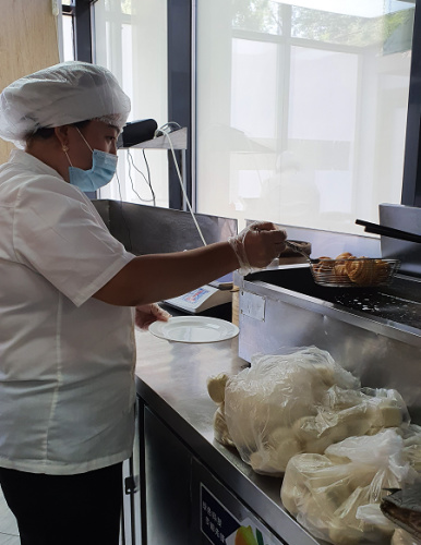 疫情期間，多家中餐廳做足準備工作，保證顧客放心用餐。(“哈薩克斯坦新觀察”微信公眾號)