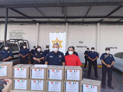圖為墨西哥尤卡坦半島華人華僑聯(lián)合會向梅里達市政府捐贈一次性醫(yī)用口罩20000個，市警察局局長代表市政府接收捐贈。受訪者供圖。