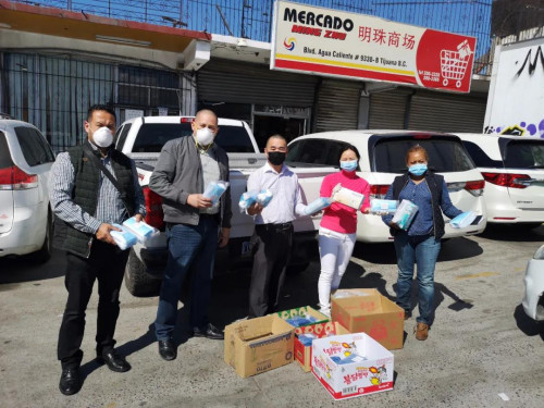 圖為梁綺梅代表超市向當?shù)卣偷谝痪€工作人員捐贈醫(yī)療物資。受訪者供圖。