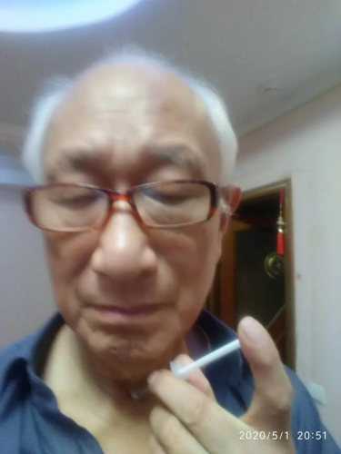 圖為司懷珠試驗穴位刺激療法，摸索規(guī)律，以幫助當?shù)厝祟A防新冠病毒感染。受訪者供圖。