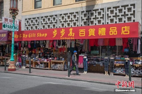當地時間5月18日，一名戴口罩男子路過美國舊金山華埠一家店鋪。<a target='_blank' >中新社</a>記者 劉關關 攝 