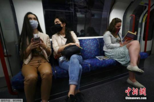 　　當(dāng)?shù)貢r(shí)間6月15日，英國倫敦，乘客戴口罩乘坐地鐵出行。據(jù)報(bào)道，英國政府4日宣布，從6月15日起，在公共交通工具上將強(qiáng)制要求乘客戴口罩。