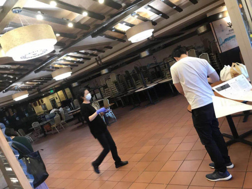 封城期間餐館只能外送，一家中餐館在外送食物。