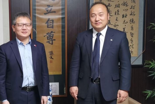 詹孔朝領(lǐng)事與張巖松校長 詹孔朝領(lǐng)事與張巖松校長