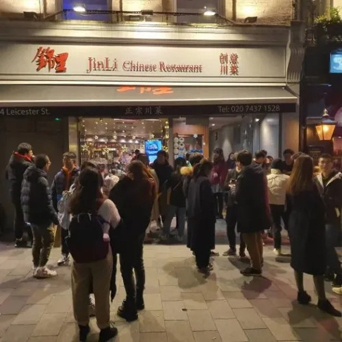 資料圖：封鎖前，顧客在倫敦中國城的錦里老店門口大排長龍。(受訪者提供)