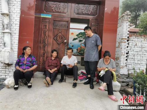 幫扶工作隊(duì)入戶核對(duì)信息。（受訪者供圖 攝）