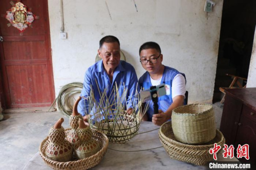 梁福年通過網(wǎng)絡(luò)直播方式幫助蘇國厚銷售竹編助增收?！＄婙Q 攝