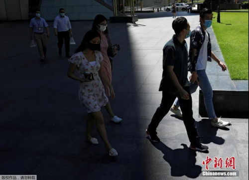 資料圖：新加坡中央商務(wù)區(qū)戴口罩的上班族午休。