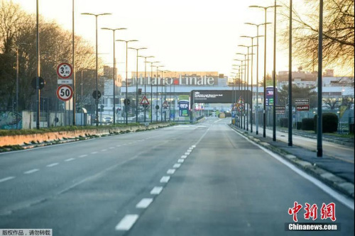 資料圖：米蘭通往利納特機(jī)場(chǎng)空空蕩蕩的公路。