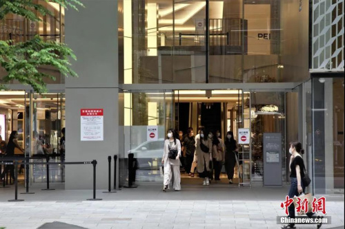 東京民眾戴口罩走出商場。<a target='_blank' >中新社</a>記者 呂少威 攝