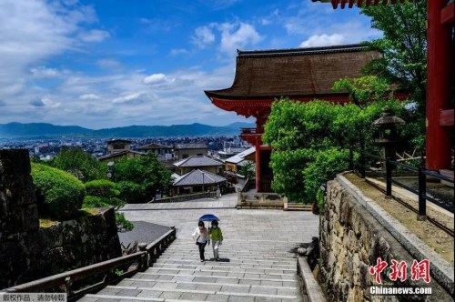 資料圖：當?shù)貢r間5月22日，日本京都的清水寺的游客。