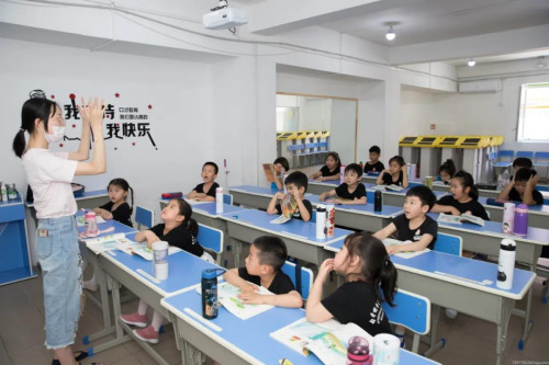 匈牙利華星文化藝術(shù)學(xué)校老師徐潤甜。