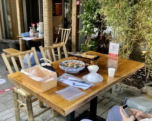 資料圖：戶外用餐讓客人嘗試走出家門，在相對(duì)安全的情況下體驗(yàn)用餐氛圍。(美國《世界日?qǐng)?bào)》 劉大琪 攝)
